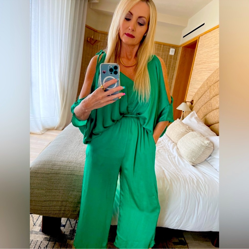#68. NWT Kelly Green Cold Shoulder Kimono Sleeve Tie Silky Jumpsuit with pockets